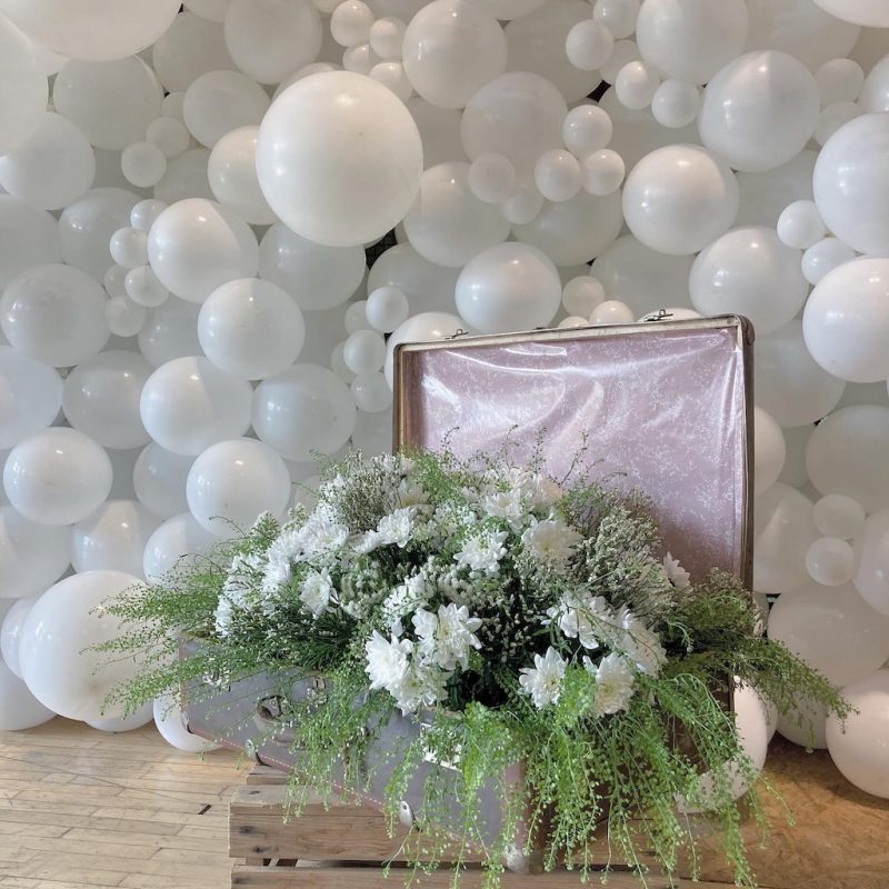 Svatba, balónková stěna, květinová dekorace